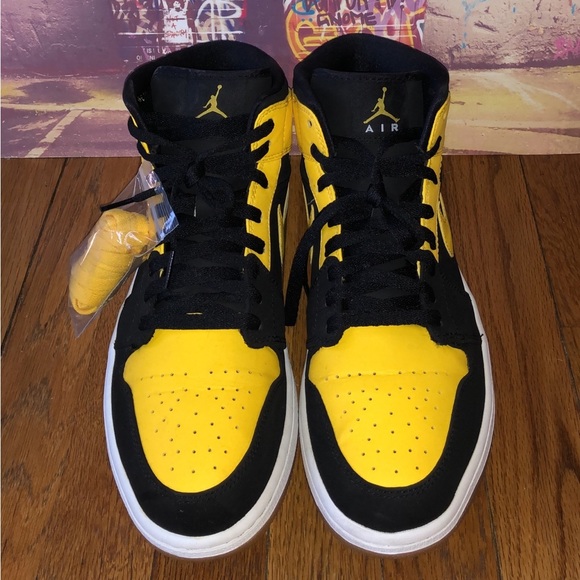 Air Jordan 1 Mid Yellow Toe Black - Picture 3 of 5